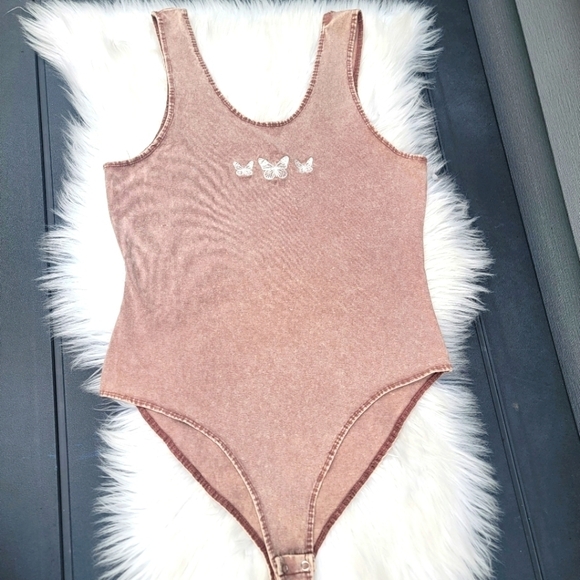 2/$20 Urban Nation Butterfly Bodysuit M - Picture 1 of 10